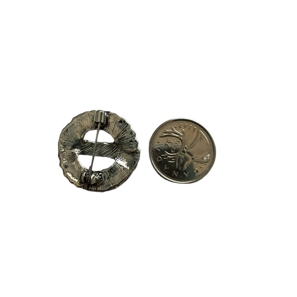 🆕 A Lest We Forget pin. Great for all year wear - Picture 3 of 3